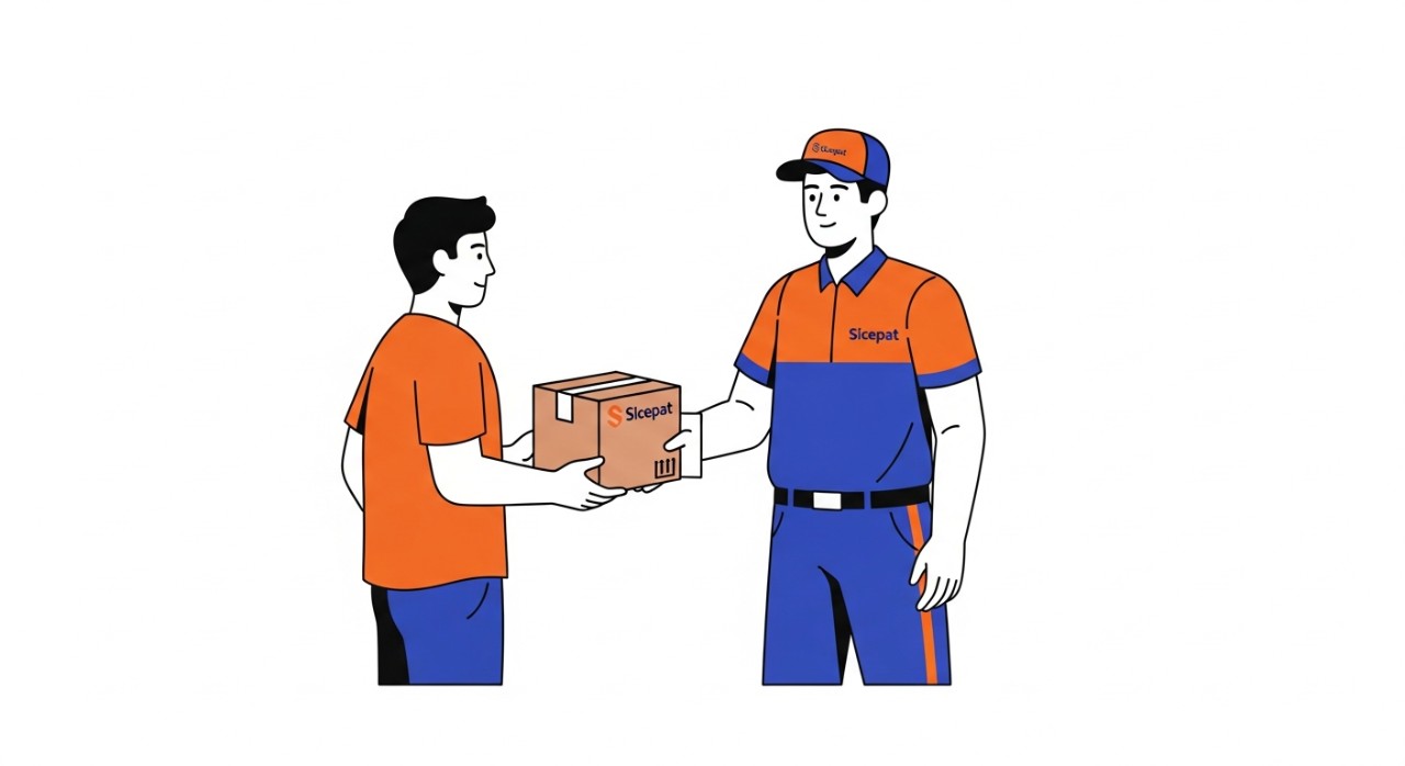Seorang kurir Sicepat dengan seragam lengkap sedang menyerahkan paket kepada pelanggan.