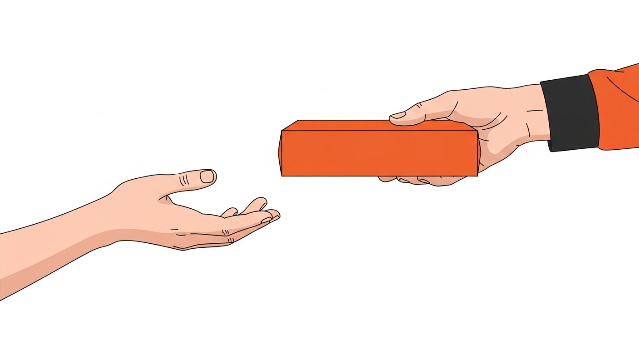 Tangan seorang pelanggan menerima paket dari kurir Shopee Express.