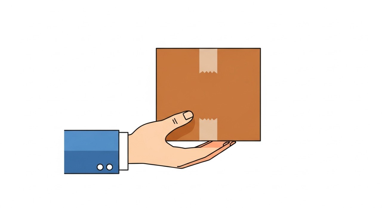 Tangan seseorang sedang memegang paket yang baru saja tiba.