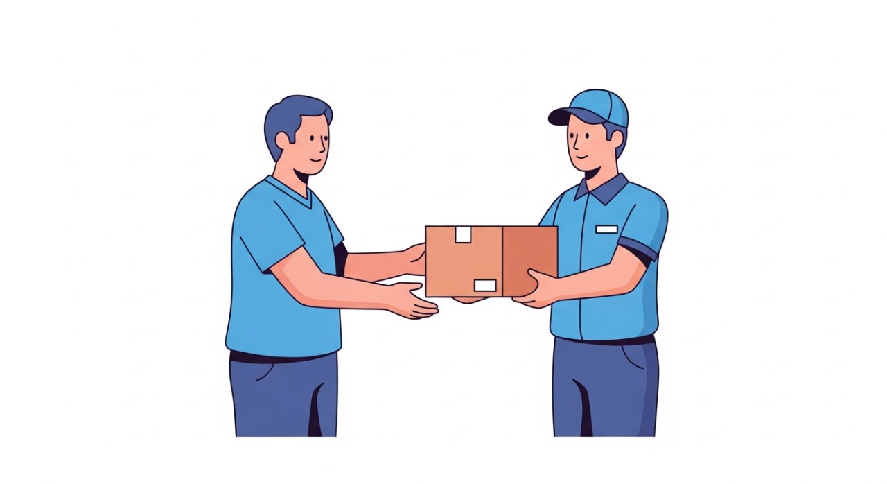 Seorang pelanggan sedang menerima paket dari kurir Sicepat di depan rumahnya.